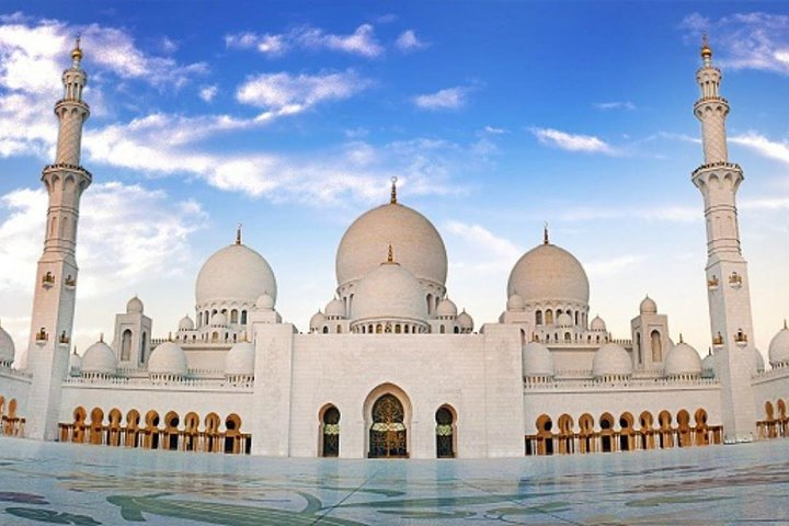 Experience the stunning architecture of Abu Dhabi’s iconic mosque where intricate designs and serene surroundings reflect the rich cultural heritage of the UAE perfect for travelers seeking exploration.